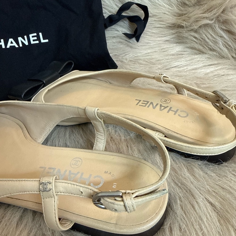 CHANEL Cream and Black Flats with Bow - Picture 4 of 6